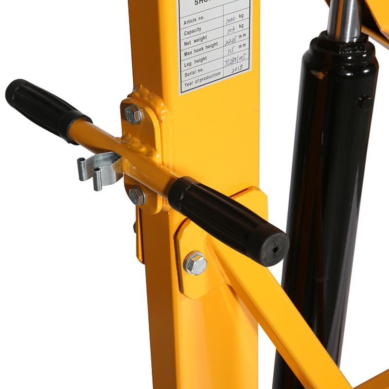 Zoom sobre la asa de de dirección de la grúa de taller para palets europeos