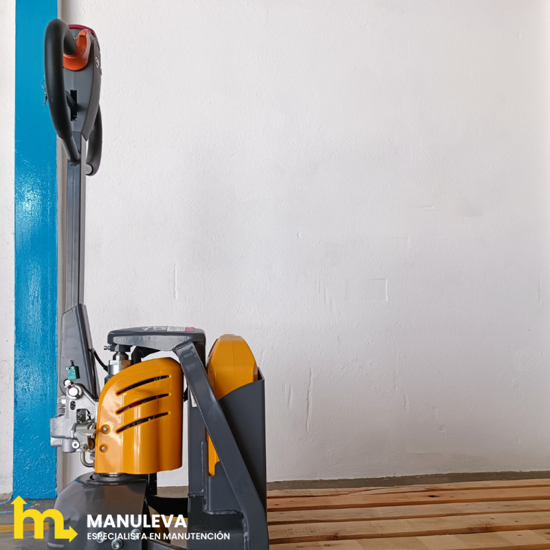 Vista de perfil de la parte delantera transpaleta eléctrico batería litio 30Ah