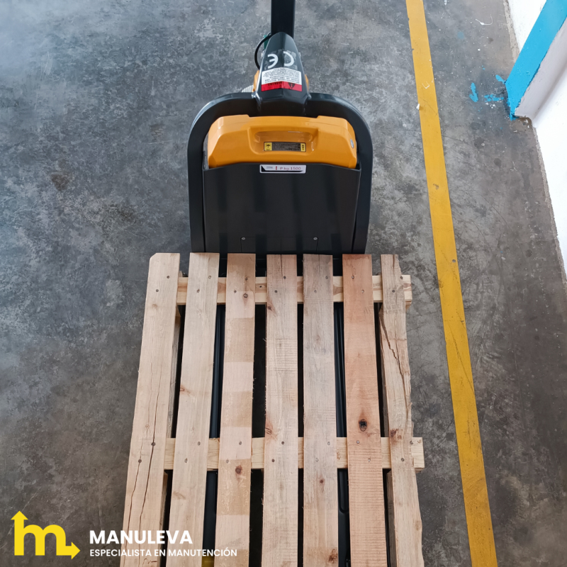 Vista superior de una paleta colocada sobre las horquillas de la transpaleta