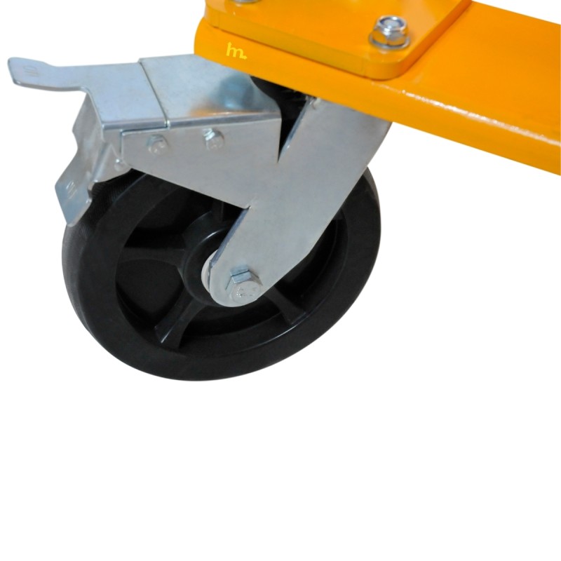 Zoom a la rueda de la Grúa de taller rotativa con contrapeso Capacidad 550 kg