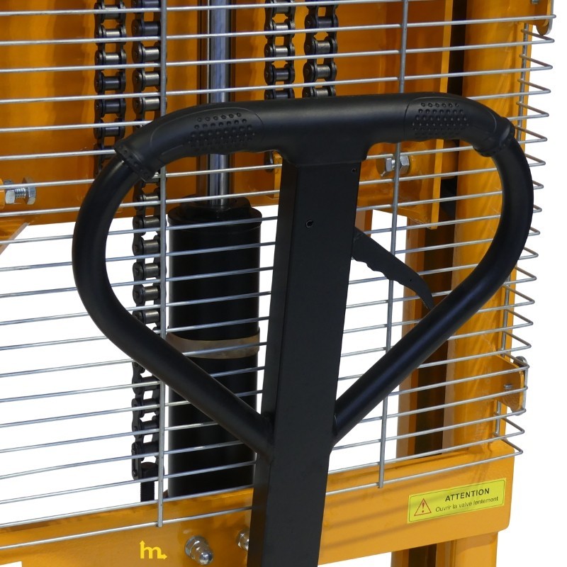 Vista del timon del apilador manual para bobinas 1000 kg - Elevación 916 mm