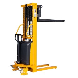 Vista 3/4 Apilador Semi Eléctrico 2000Kg - Elevación 1600mm horquillas altas